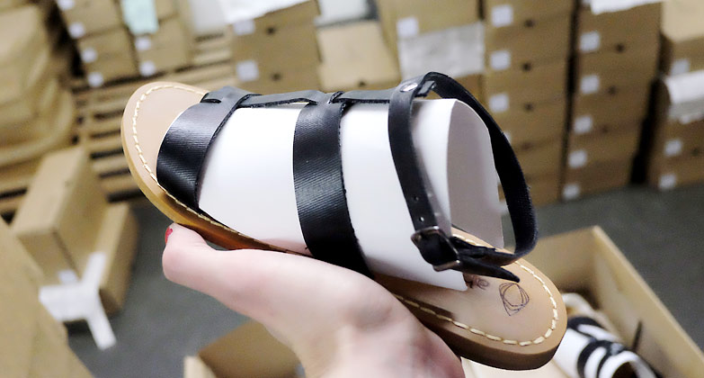 Production végane chez AHIMSA – Fabrication de chaussure végane
