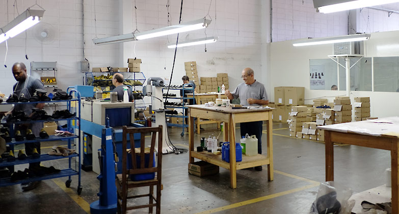 Production végane chez AHIMSA – Fabrication de chaussure végane